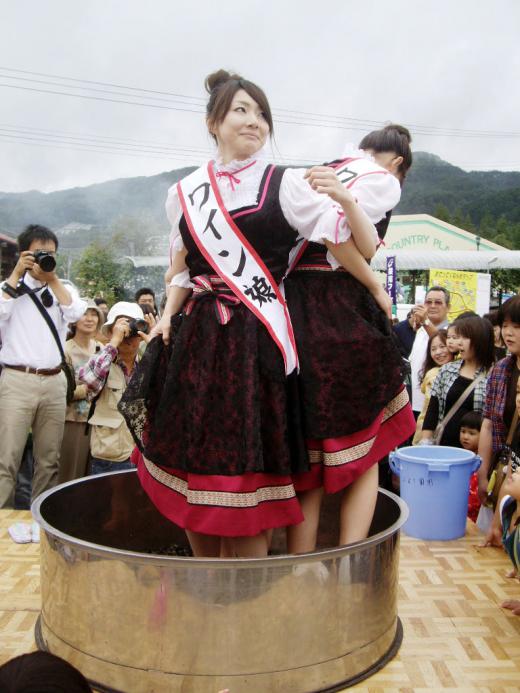 2008/09/21 19:30/「大迫ワインまつり」ワイン娘のぶどう踏み!