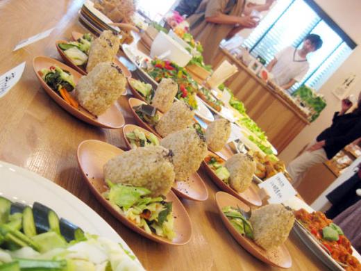2010/06/03 18:10/玄米菜食とライブとフリマの「Sobes Cafe」3周年パーティー♪