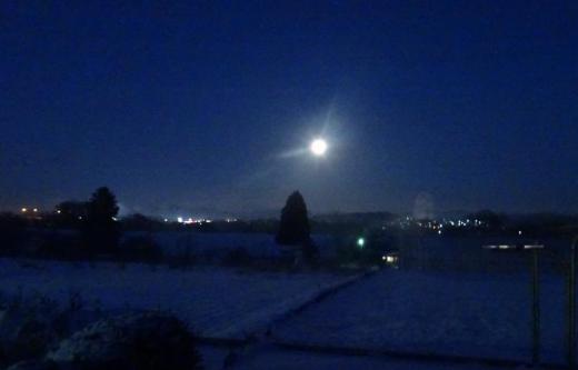 2021/12/19 17:39/選挙の風景―その2…怒涛のロ−ラ−作戦!!??…見上げれば、まん丸なお月さん