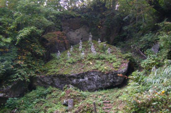 2011/11/18 10:14/観音岩  一三仏